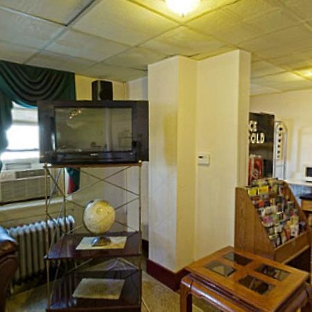 Americas Best Value Inn Dearborn Exterior photo