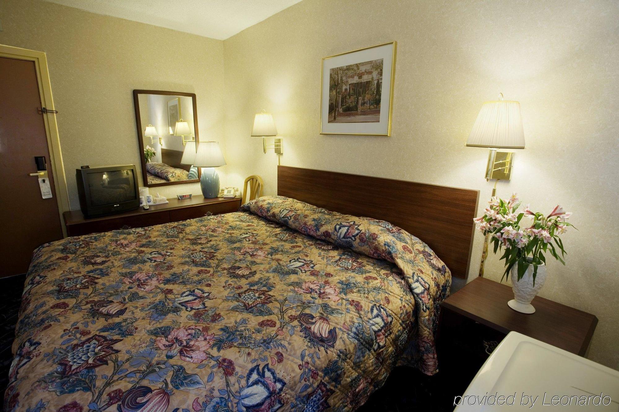 Americas Best Value Inn Dearborn Room photo